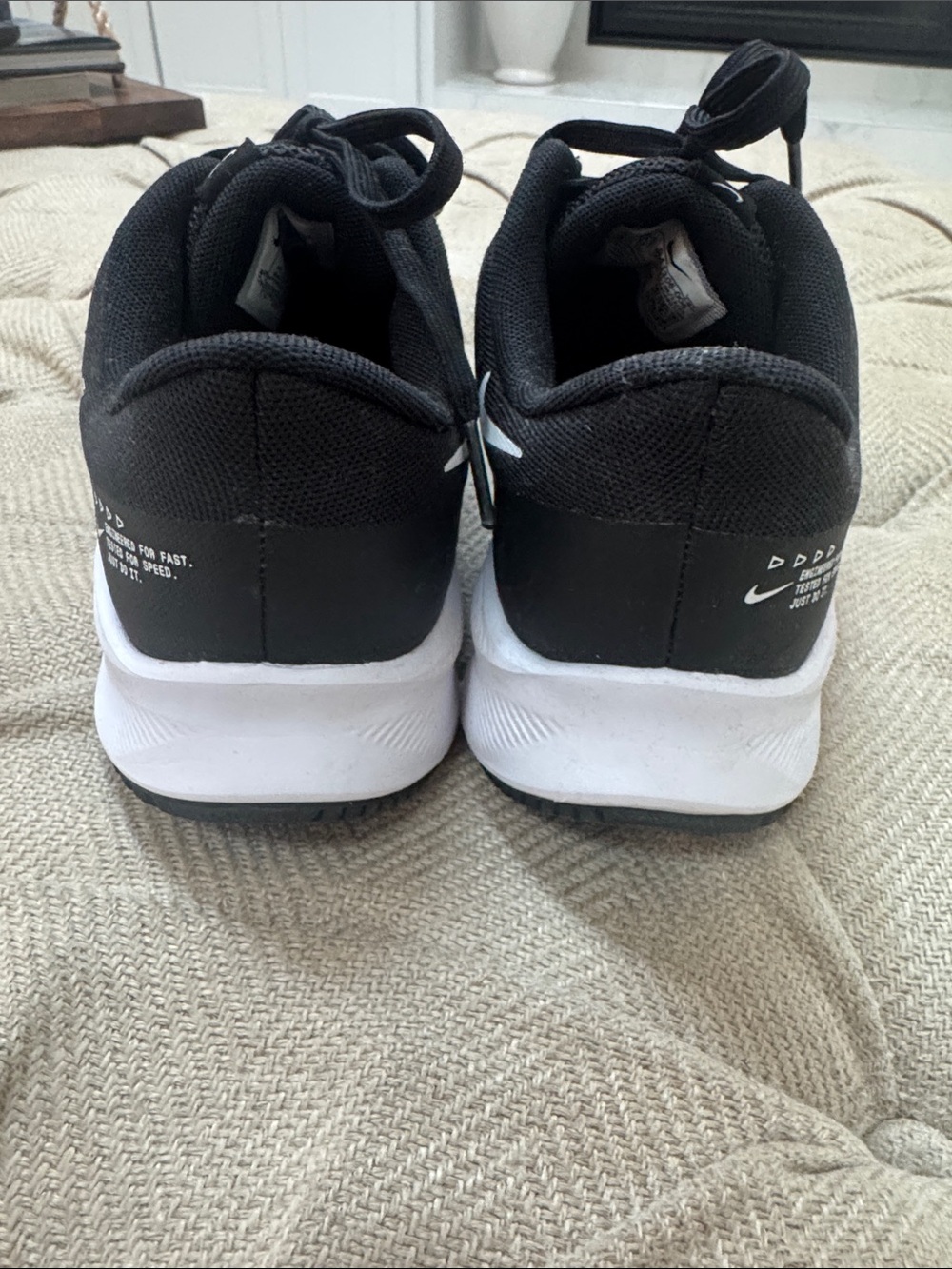 Nike women’s Black & White Mesh Running Shoes. Size 7.5 - Picture 3 of 3